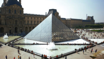 A group of people standing around the pyramid.